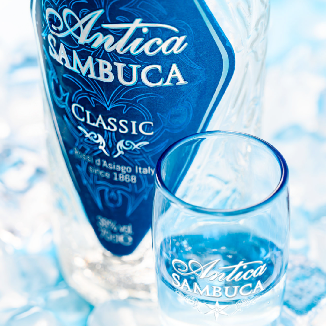 Come bere la Sambuca: origini, caratteristiche e cocktail